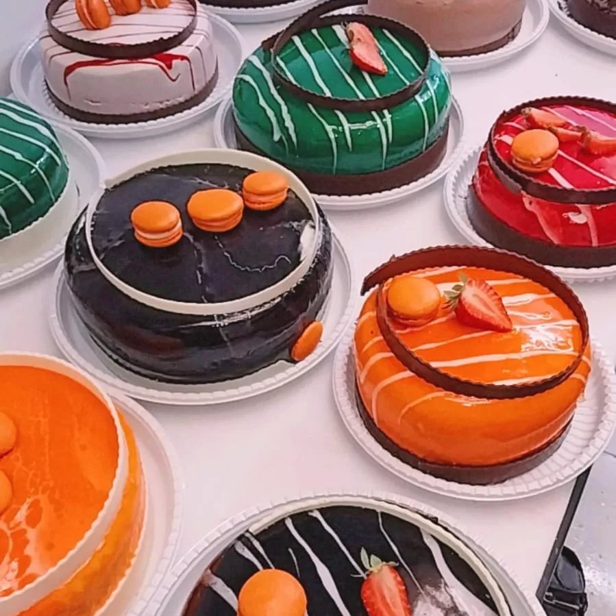 Bolo decorado com cobertura de chocolate